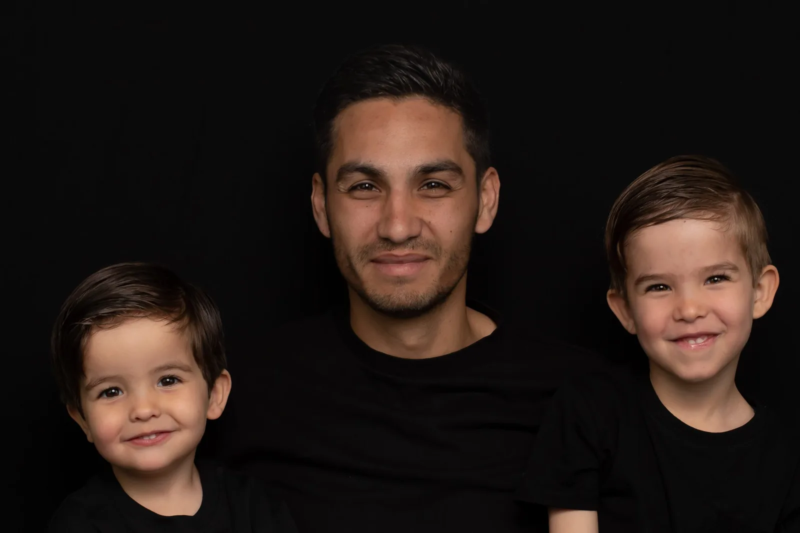 Vader met zijn twee zoons tijdens een gezinsfotoshoot van Moments Made Fotografie