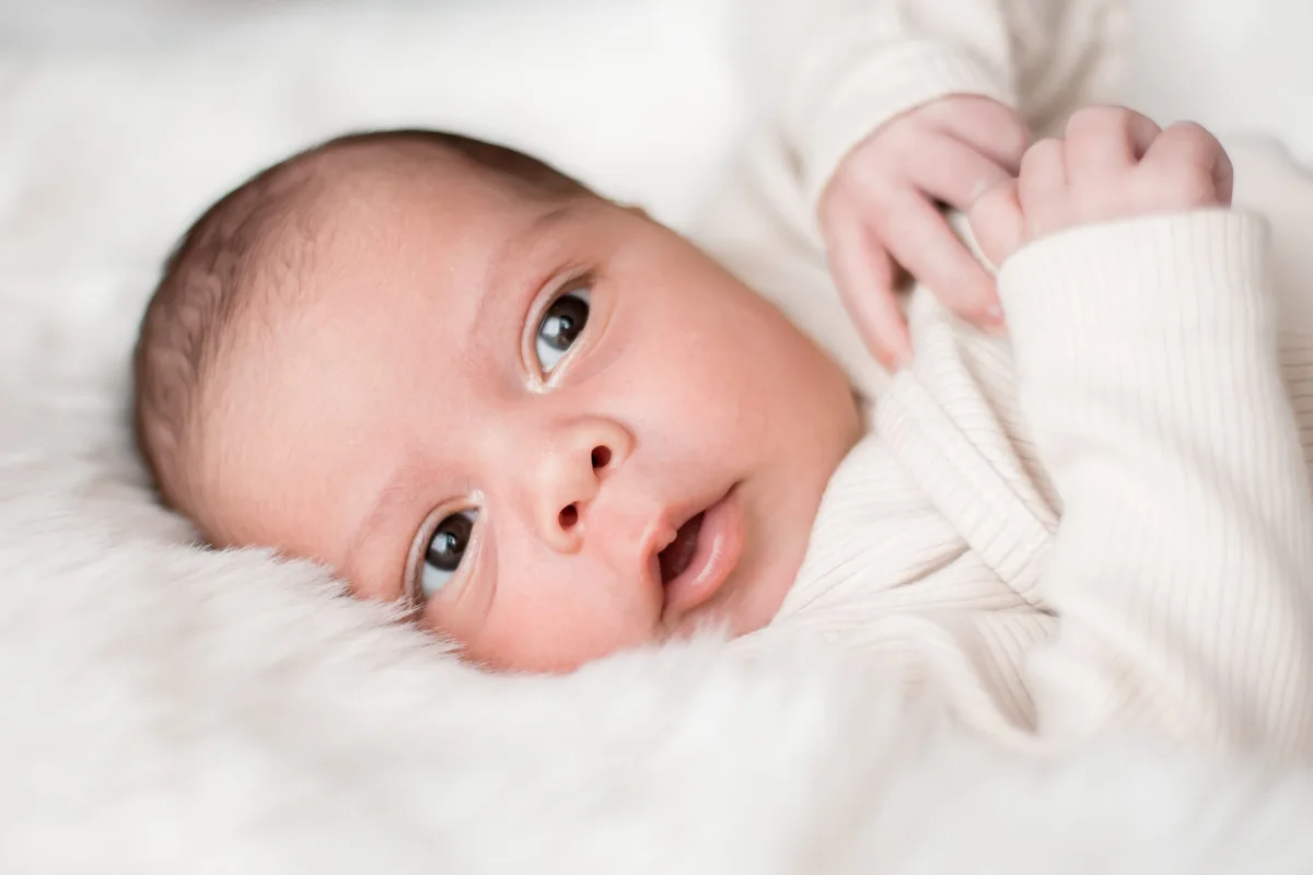 Newborn tweeling liggend op een zachte deken