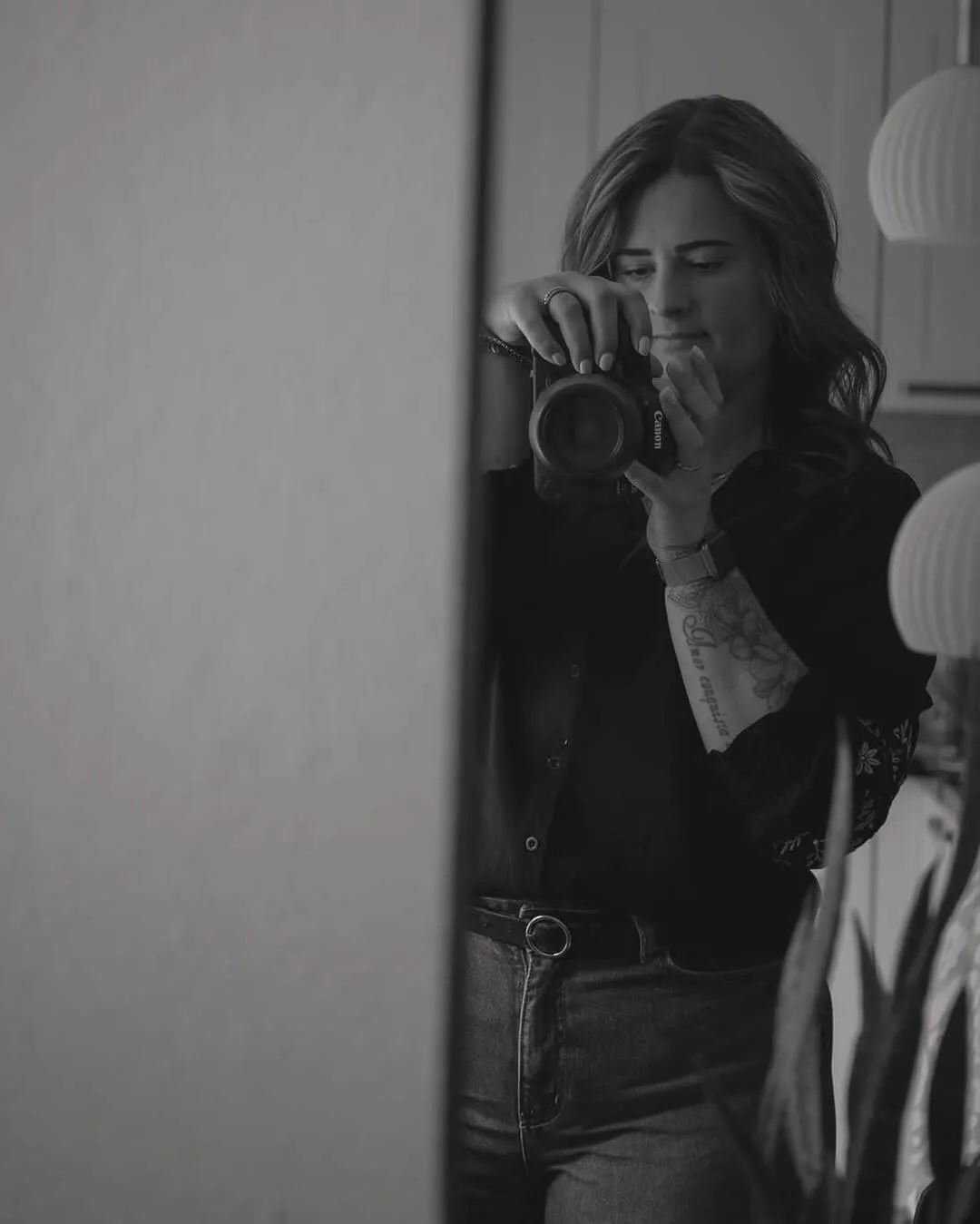 Sharon Loenen, fotograaf van Moments Made Fotografie, met haar camera